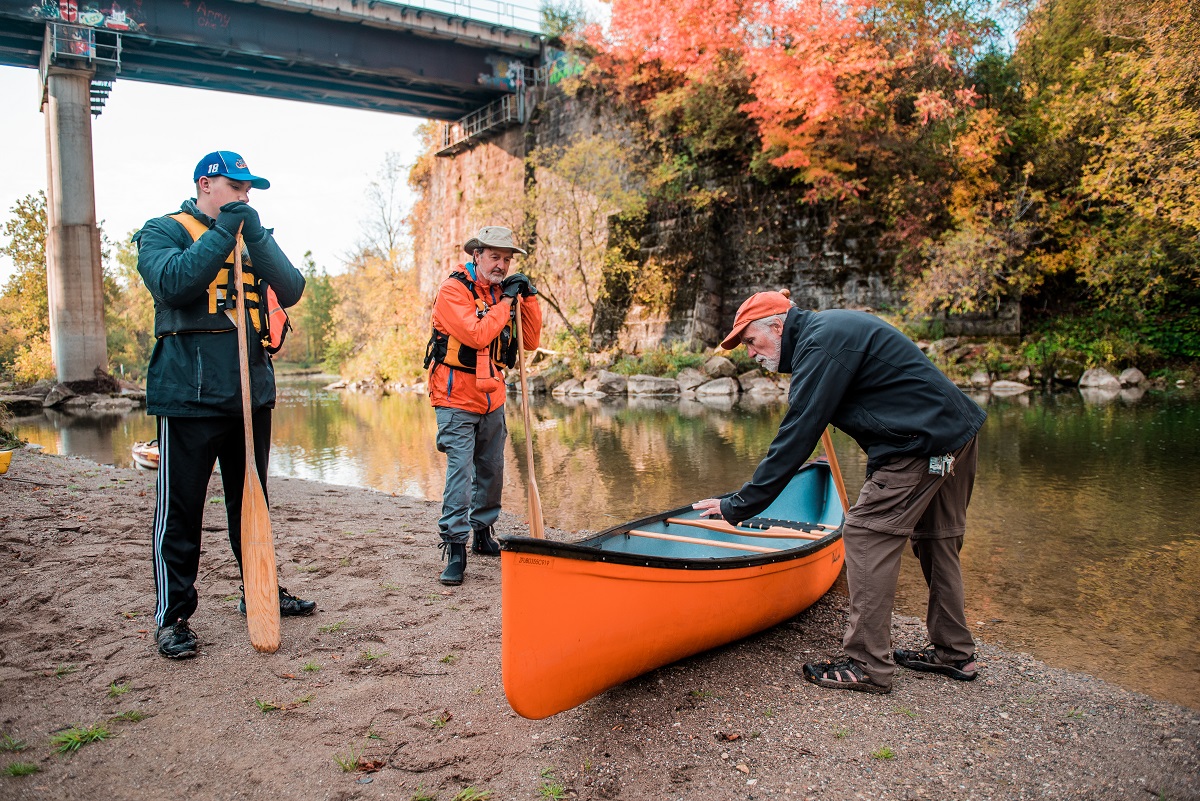 jamie instructing about canoe