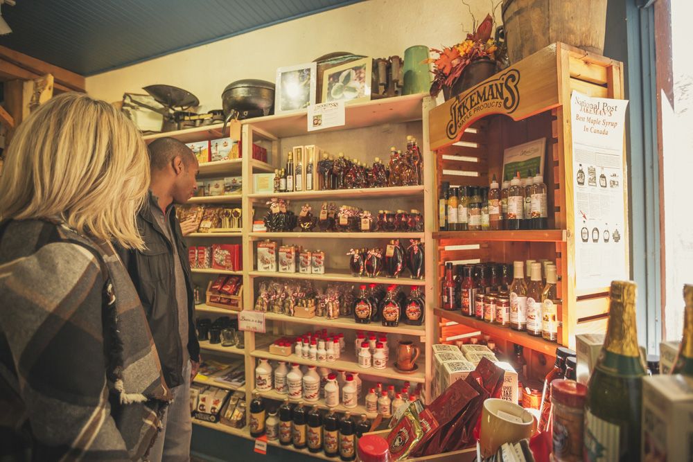 couple shopping for syrup at jakemans