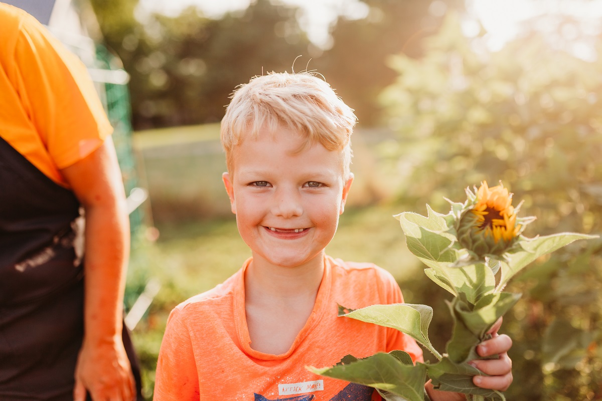 makkinks little boy with sunflower