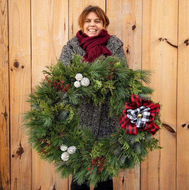 hilde holding a wreath at makkink