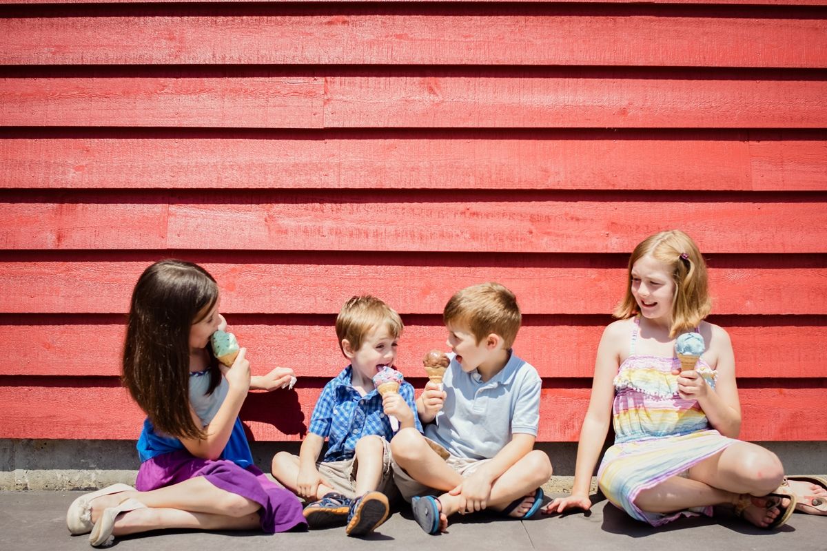 kids eating ice cream cones at ritchies