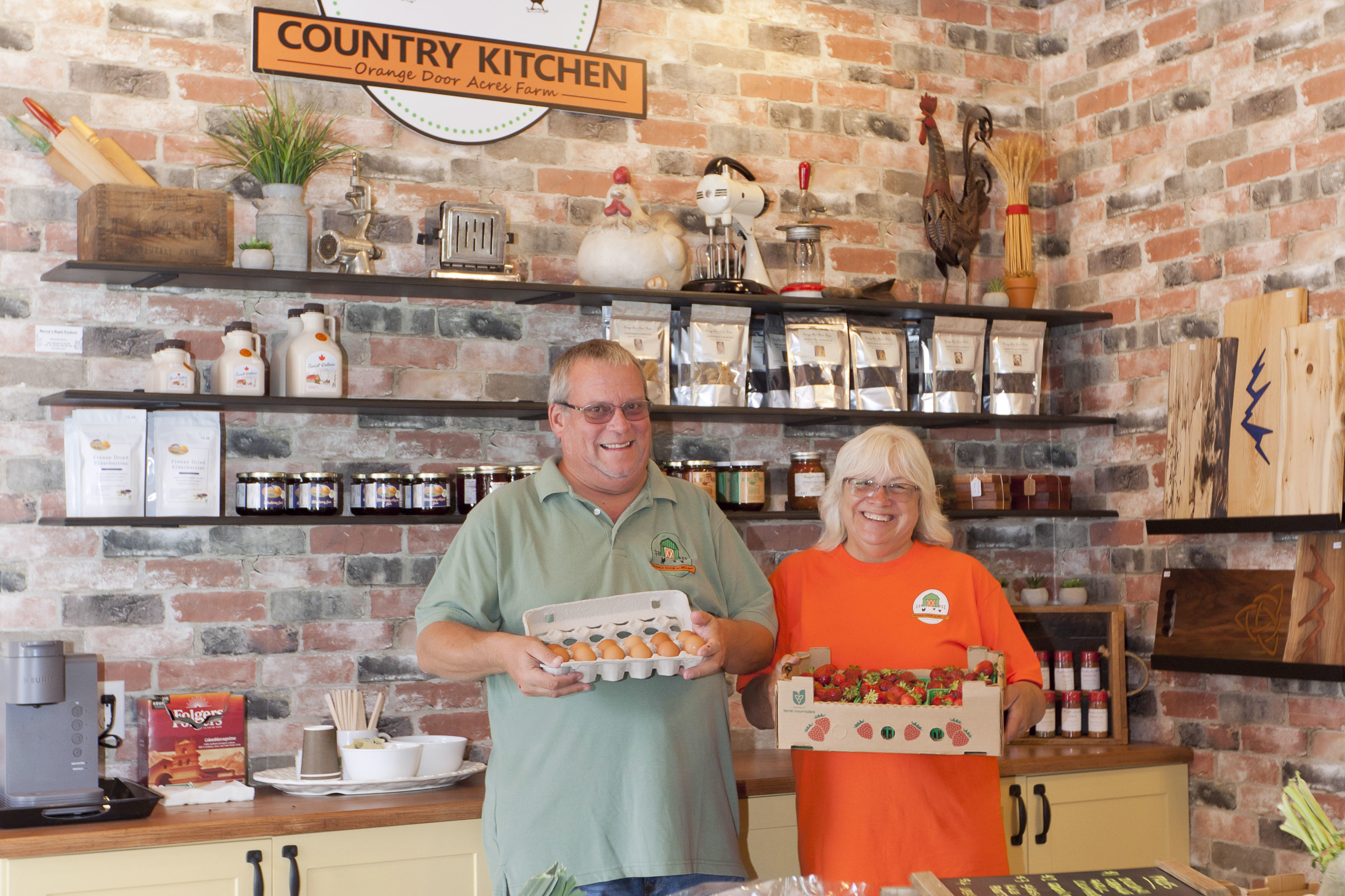 tim and donna holding a chicken